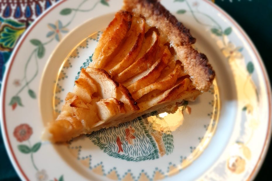 part de tarte aux pommes sur une assiettes aux dessins naïfs