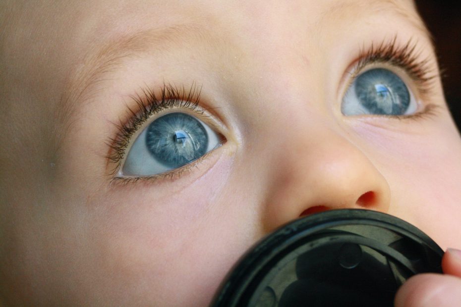 zoom grands yeux bleus d'enfant